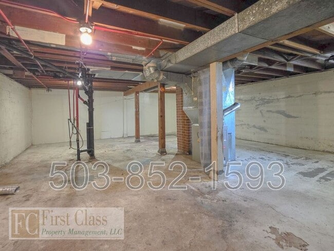 Building Photo - 5325 SE Reedway St