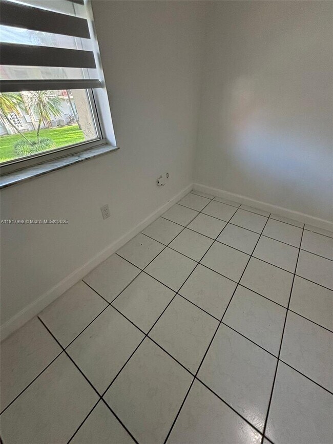Building Photo - 7111 SW 129th Ave
