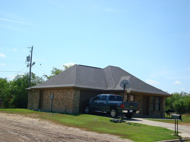 Building Photo - 542 Amigos Ln