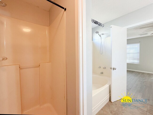 Building Photo - Stunning 3 Bedroom Home in Mary Esther!