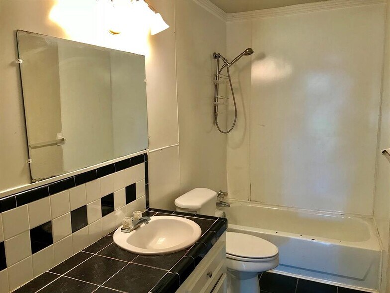 Bathroom. - 114 28th St N