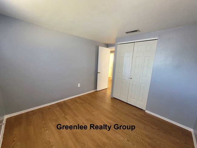 Building Photo - Cozy 2 Bed/1 Bath Duplex Apt with a Carpor...