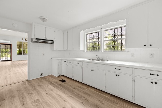Building Photo - Charming 3 Bedroom, 2 Bathroom house
