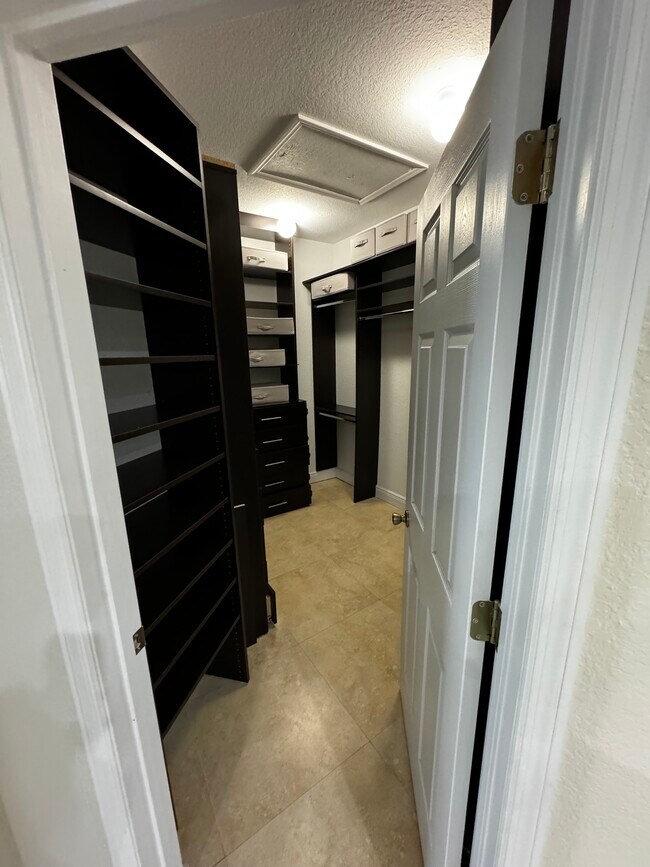 Building Photo - 2511 SW 24th Ct