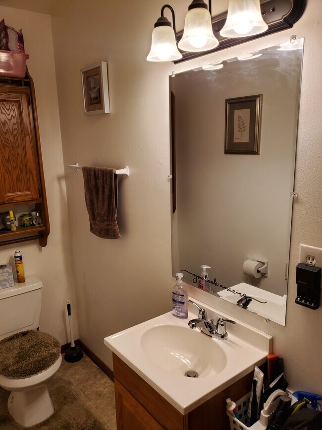 Building Photo - Multi-Level 2BED/1.5BATH West Allis Apartment