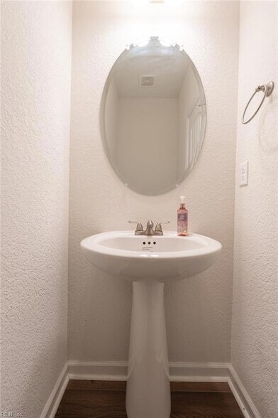 Building Photo - 1536 Beekman St