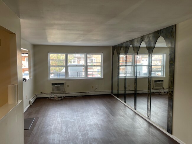 Building Photo - 750 E 83rd St