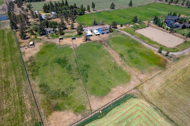 Building Photo - Stunning Tumalo Estate-6 Bed - 7.5 Bath ov...