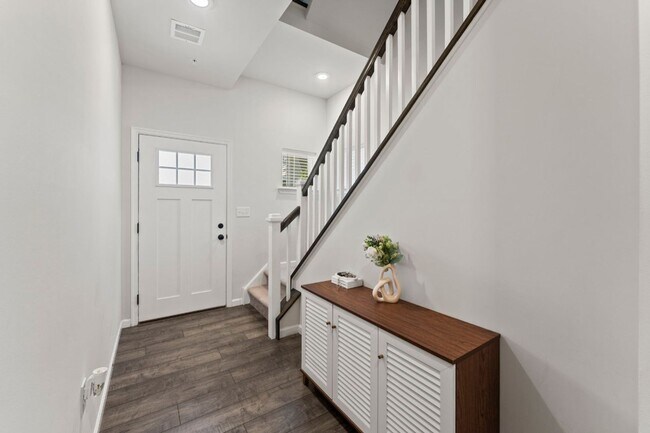 Building Photo - Elegant 3-Bedroom Home in Isaac Court. Available the Second Week of October!