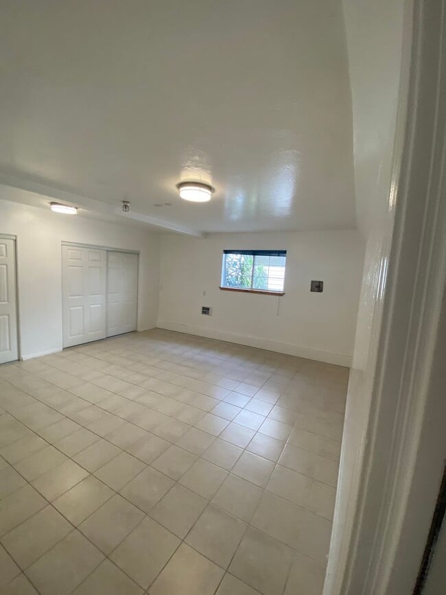 Building Photo - 6535 El Nido Ln