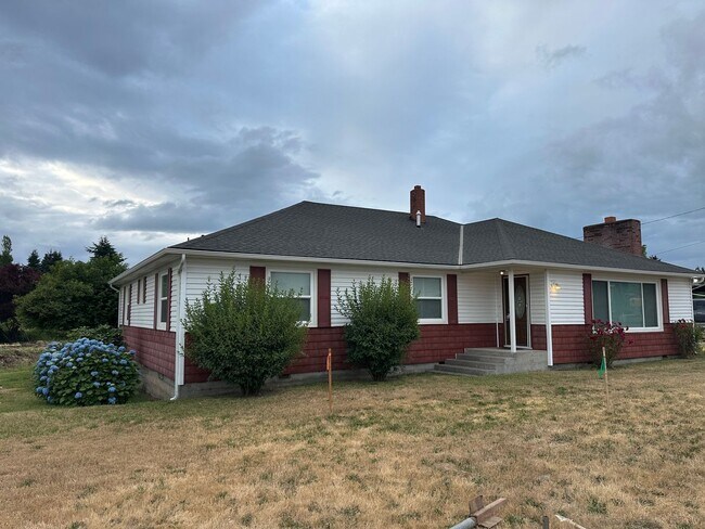 Building Photo - Large 4 Bedroom 2 Bath 1 Story Home with L...