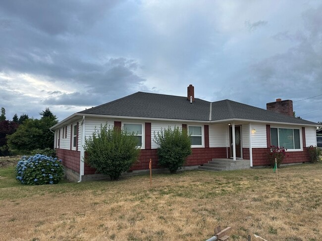 Building Photo - Large 4 Bedroom 2 Bath 1 Story Home with Large back deck