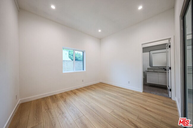 Building Photo - 1525 S Carmelina Ave