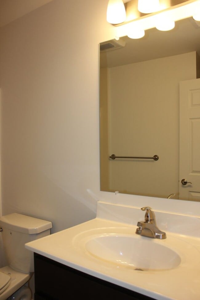 Building Photo - 2 Bed 2 Bath Condo’s for Rent