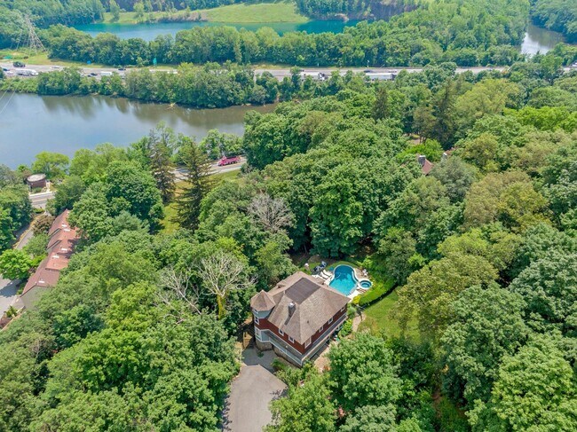 Building Photo - 65 Rockledge Dr