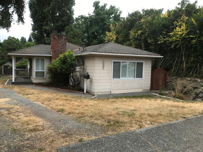 Front - 2505 NE 82nd St