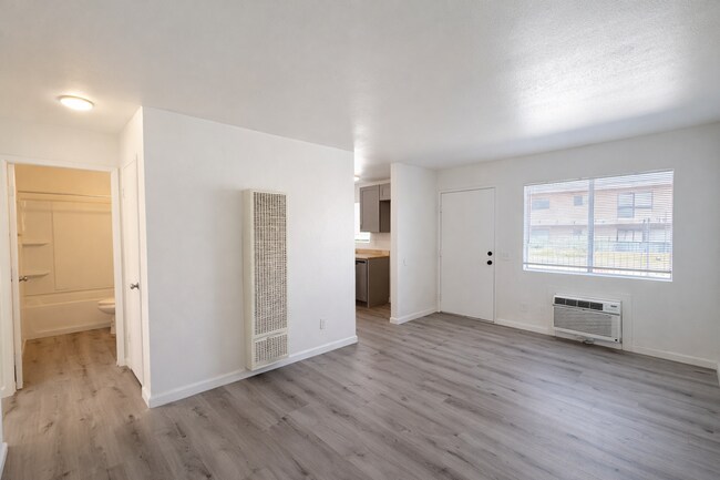 Building Photo - Palmdale Apartment 2 bedroom