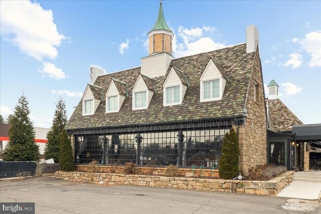 Building Photo - 380 Broadview Ave