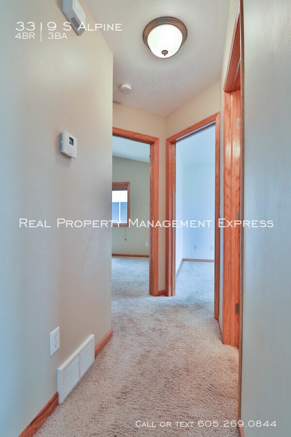 Building Photo - Perfect 4 bedroom 3 bathroom home 2200 sq ft!