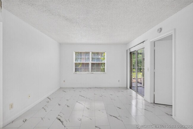 Building Photo - 1628 SE Green Acres Cir