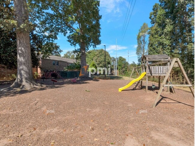 Building Photo - 3083 Colonial Way