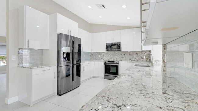Building Photo - 1412 NE 53rd Ct