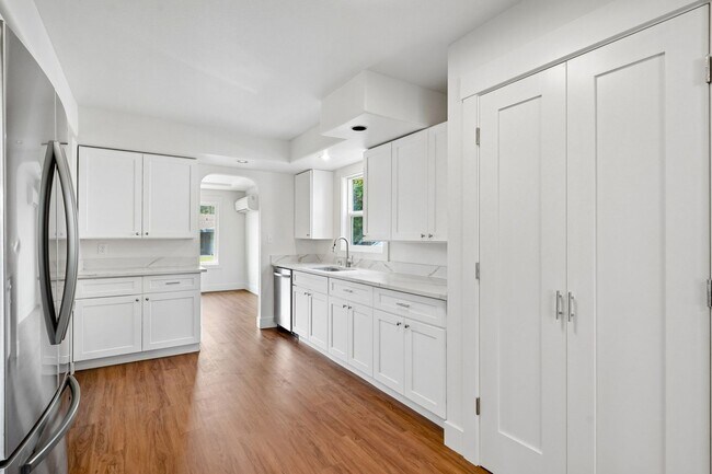 Building Photo - 131 E 70th St