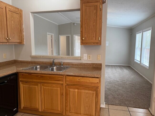 Building Photo - Cute property...