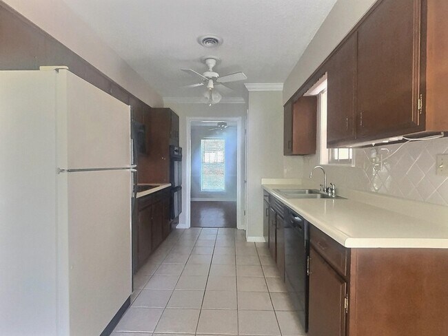 Building Photo - 335 Alexander Cove