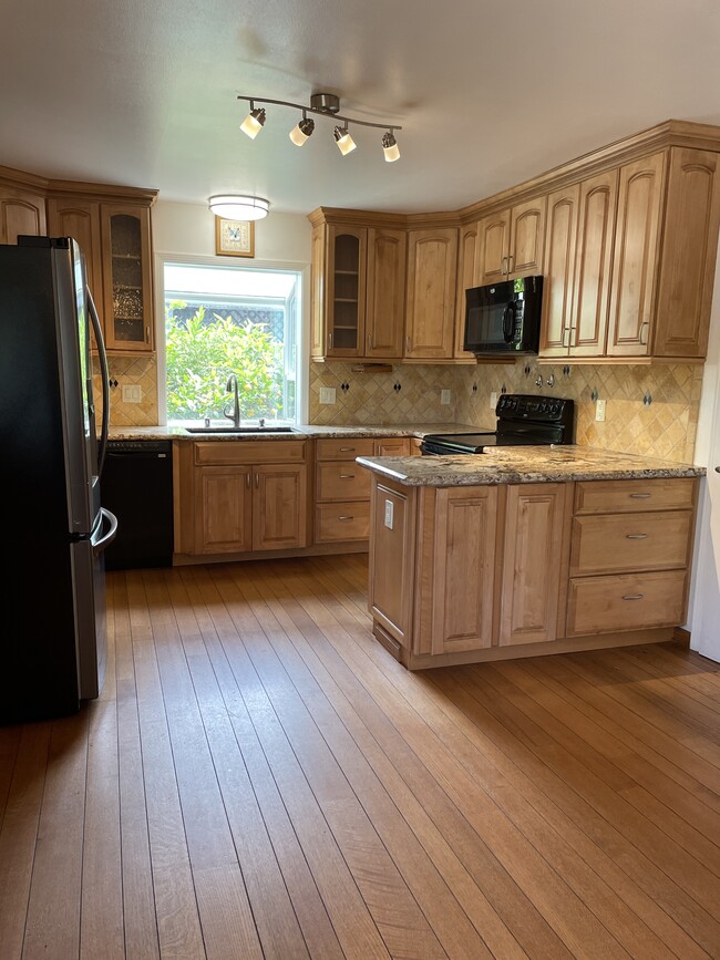 Building Photo - 3538 Parkland Ave