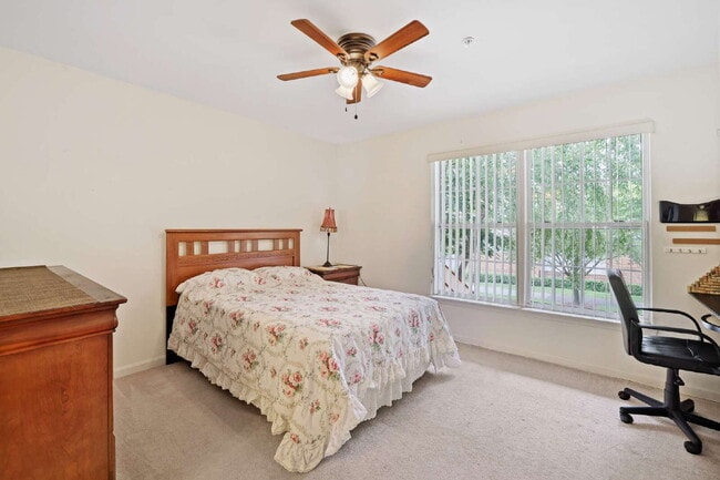 Building Photo - Spacious, Private AND Convenient 2-Level C...