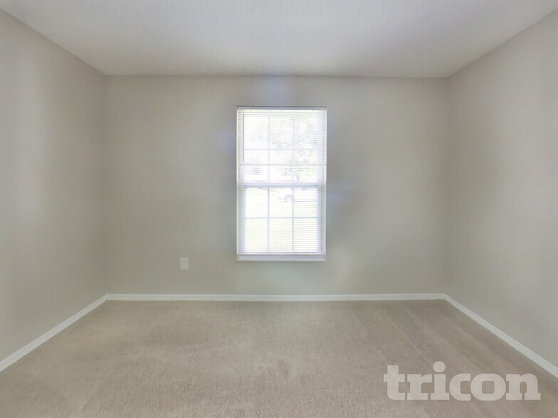 Building Photo - 2663 Kenwood Dr E