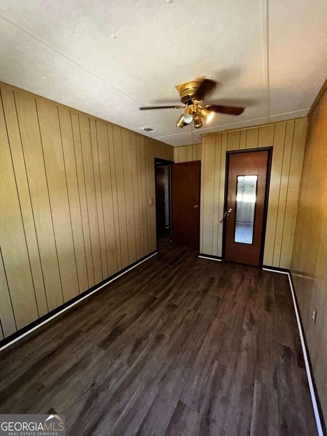 Building Photo - 2891 Village Green Dr