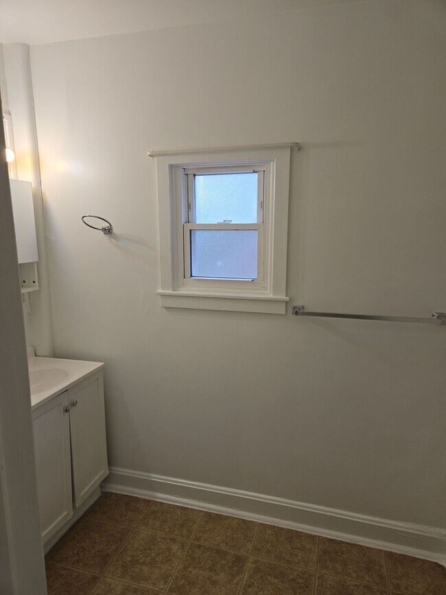 Building Photo - 552 E King St