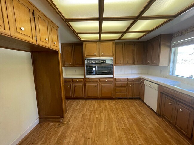 Building Photo - Custom home located next to Oakdale Country Club!