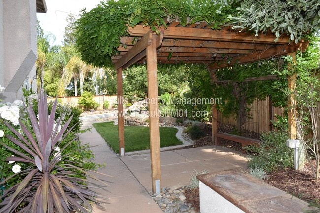 Building Photo - Beautiful 4 bedroom plus loft Pool home