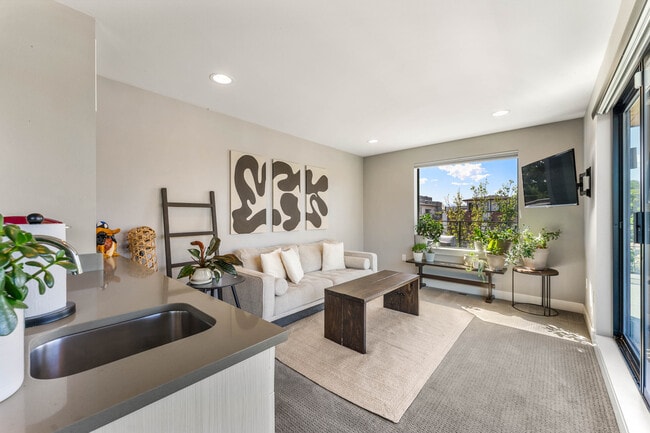 Building Photo - 1544 Utica St