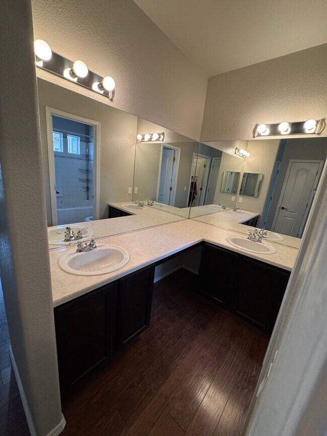 Building Photo - Gorgeous 2bd 2ba Condo in Southwest Colorado Springs!