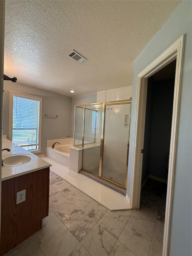 Building Photo - 523 Earls Ct Dr