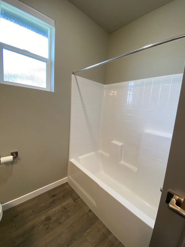 Building Photo - Lovely Single Level 3 Bed 2 Bath Home in M...