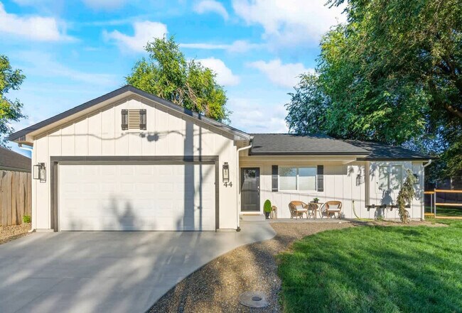 Building Photo - 44 S Sugar Ave