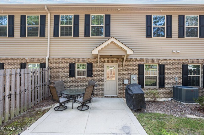 Building Photo - 127 Lark Dr