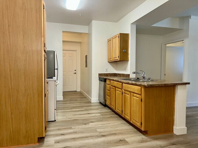 Building Photo - 2 Bedroom 2 Bathroom 1 Car Attached Garage in Roseville