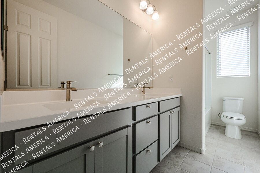 Building Photo - 1095 S Sunset Dr