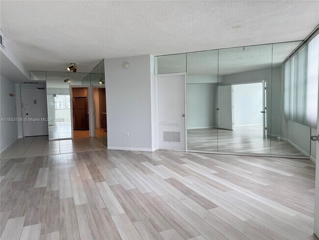 Building Photo - 905 Brickell Bay Dr