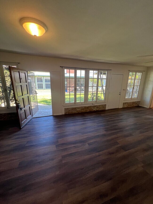 Building Photo - Charming back Studio