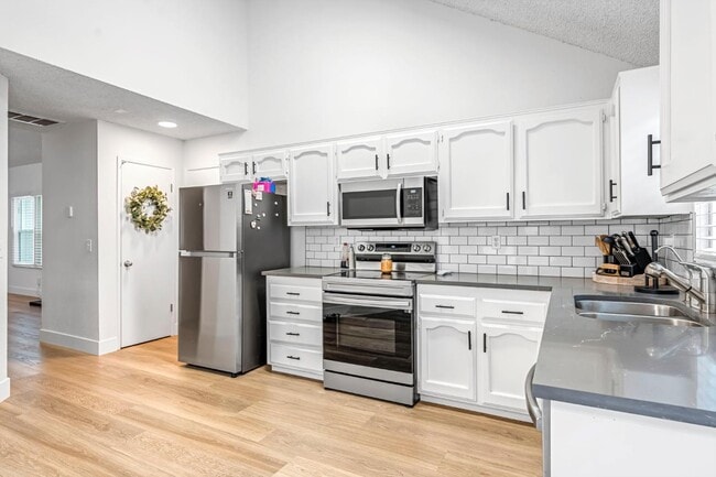 Building Photo - 3656 W Harvard Ave