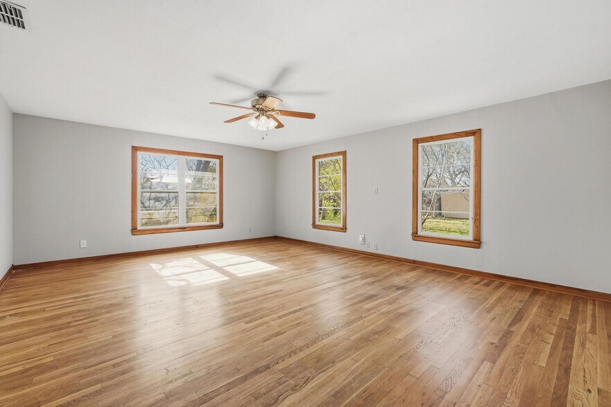 Building Photo - 134 Meander St