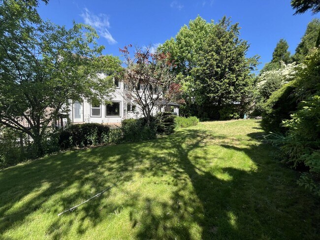 Building Photo - Stunning Bull Mountain Home with Gourmet Kitchen & Luxurious Primary Suite Retreat