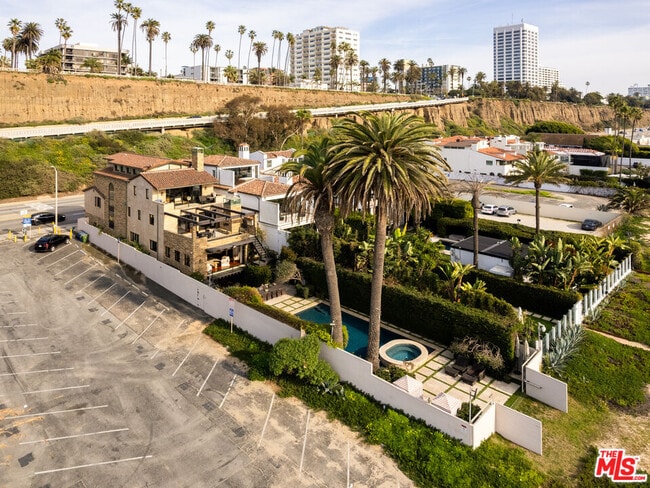 Building Photo - 964 Palisades Beach Rd